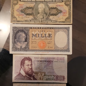 Peut inclure: Collection de billets de banque anciens de divers pays, dont un billet de 100 Forint, un billet de 500 Cruzeiros, un billet de 1000 Lire, un billet de 100 Francs et un billet de 100 Pesetas. Chaque billet présente des portraits et du texte.