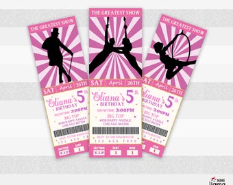 Puede incluir: Tres invitaciones de boletos de circo rosados y dorados para una fiesta de cumpleaños de 5 años. Los boletos presentan un fondo rayado rosa y blanco con un borde dorado. El texto en los boletos dice "The Greatest Show", "Eliana's 5th Birthday", "Showtime 3:00PM", "Big Top", "4928 Happy Avenue, Chicago 847204", "RSVP to the Ringmaster", "Section V.I.P", "Seat 1", "Row 1".