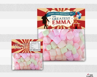 Puede incluir: Una bolsa de fiesta de color rojo, blanco y azul con temática de circo con una etiqueta que dice "Feliz 5º cumpleaños a la mejor Emma". La bolsa está llena de malvaviscos rosas y blancos.