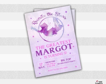Puede incluir: Una invitación de fiesta de cumpleaños morada y rosa con una ilustración de acuarela de una niña en un trapecio. El texto dice "Rewrite the Stars The Greatest Margot is turning 5!" con detalles sobre la fecha, la hora y la ubicación de la fiesta.