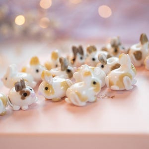 Una (1 pz) perline di coniglio lavorate a lume, piccole perline di animali carini per orecchini, perline di vetro per la creazione di gioielli, fatte a mano, lavorazione a fiamma, coniglio
