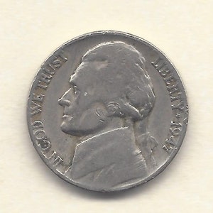 Puede incluir: Una moneda de níquel estadounidense de plata de 1941, con un perfil de Thomas Jefferson. La moneda tiene las inscripciones "GOD WE TRUST" y "LIBERTY" en el borde.
