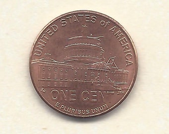 Op de afbeelding: Een koperkleurige Amerikaanse één-centmunt. De munt toont het Amerikaanse Capitoolgebouw en de woorden "UNITED STATES OF AMERICA" en "ONE CENT". Het motto "E PLURIBUS UNUM" is ook zichtbaar.
