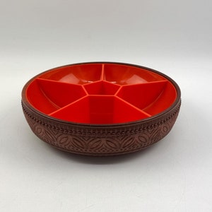Könnte beinhalten: Eine rote und braune Servierplatte mit sechs Fächern. Die Platte hat ein dekoratives Muster am Rand.