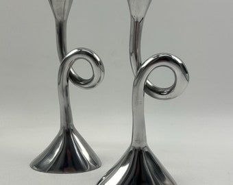 Ensemble de 2 chandeliers vintage en aluminium à spirale – Bougeoirs postmodernes des années 1980 – Chandeliers sculpturaux argentés – Style milieu du siècle