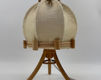 Vintage bambu stativbordslampa 1960-tal boho belysning cremefärgad tygskärm 50-talsmodern sänglampa