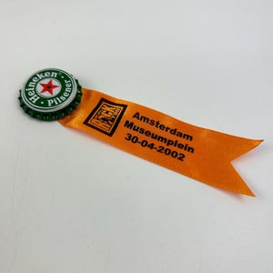 Vintage Heineken Pilsner Queen's Day Broche 2002 Amsterdam Museumplein – Insignia de pin de cerveza coleccionable – Recuerdos de Heineken imagen 2