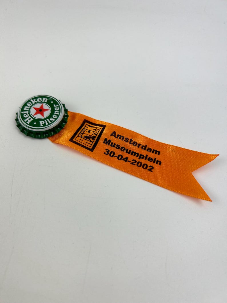 Vintage Heineken Pilsner Queen's Day Broche 2002 Amsterdam Museumplein – Insignia de pin de cerveza coleccionable – Recuerdos de Heineken imagen 2