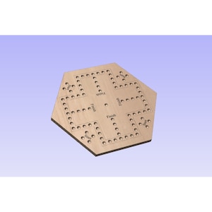 Op de afbeelding: Een zeshoekig houten spelbord met een centraal kruispatroon. Het bord heeft vier "Finish"-labels en vier "Start"-labels. Het bord is gemaakt van lichtbruin hout en heeft een reeks gaten rond de omtrek.