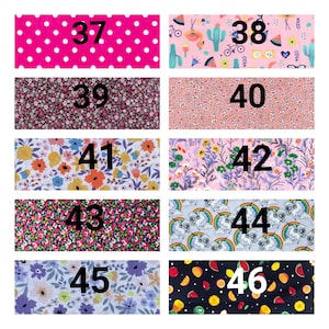K&ouml;nnte beinhalten: Ein Raster aus zehn rechteckigen Stoffmustern, nummeriert von 37 bis 46. Die Muster umfassen rosa Punkte, tropische Symbole, kleine Blumenprints in Schwarz, Pfirsich und Wei&szlig;, bunte Wildblumen, florale Designs, Einh&ouml;rner mit Regenb&ouml;gen und Obstscheiben.