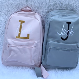 Sac à dos avec initiales personnalisées brodées | mini cartable pour la rentrée des enfants de la crèche | Sacs unisexes pour enfants | cadeau d'anniversaire. Livraison rapide