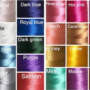 K&ouml;nnte beinhalten: Ein Raster aus zweiunddrei&szlig;ig Garnrollen in verschiedenen Farben, die jeweils mit ihrem entsprechenden Farbnamen beschriftet sind, darunter Gr&uuml;n, Neutral, Dunkelblau, Rosenrosa, Pink, Rosa, Blassrosa, Altrosa, Wei&szlig;, K&ouml;nigsblau, Pfirsich, Karamell, Rot, T&uuml;rkis, Hellblau, Hellblau, Dunkelgr&uuml;n, Honig, Gelb, Hellgr&uuml;n, Lavendel, Oliv, Lila, Minze, Mauve, Orange, Senf, Schwarz, Silber und Lachs.