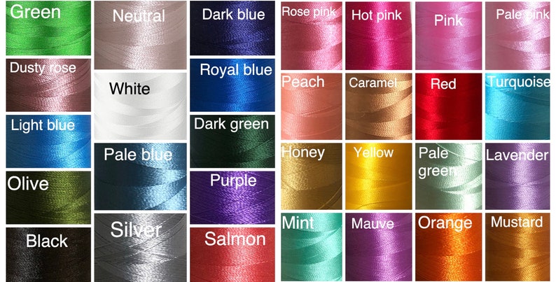 K&ouml;nnte beinhalten: Ein Raster aus zweiunddrei&szlig;ig Garnrollen in verschiedenen Farben, die jeweils mit ihrem entsprechenden Farbnamen beschriftet sind, darunter Gr&uuml;n, Neutral, Dunkelblau, Rosenrosa, Pink, Rosa, Blassrosa, Altrosa, Wei&szlig;, K&ouml;nigsblau, Pfirsich, Karamell, Rot, T&uuml;rkis, Hellblau, Hellblau, Dunkelgr&uuml;n, Honig, Gelb, Hellgr&uuml;n, Lavendel, Oliv, Lila, Minze, Mauve, Orange, Senf, Schwarz, Silber und Lachs.