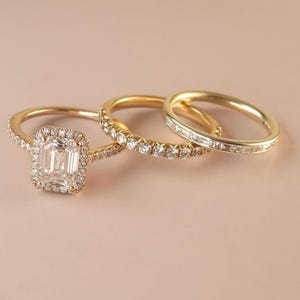 Conjunto de anéis de noivado com diamante esmeralda moissanita, conjunto de anéis de noiva Halo Wedding, conjunto de anéis trio de ouro amarelo 14K, conjunto de anéis femininos de três peças