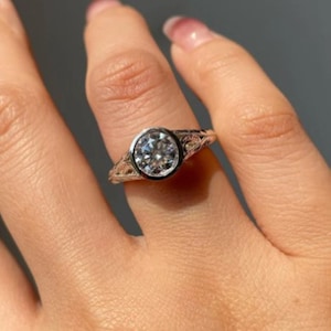 Milgrain Art Deco Ring, 6.50 MM Rundschliff Moissanit Diamant Solitär Ring, filigraner Vintage-Stil Ring, Hochzeit Verlobungsring für Frauen