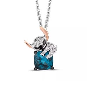 Pu&ograve; includere: Collana d'argento con un ciondolo raffigurante un personaggio dei cartoni animati. Il ciondolo ha una base di pietra preziosa blu, un personaggio ornato di cristalli trasparenti, dettagli in oro rosa e una catena d'argento.