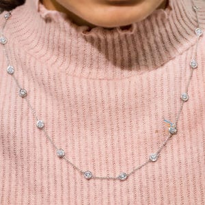 Collar de diamantes en oro blanco de 14 quilates, collar de diamantes de moissanita redonda, collar de diamantes engastados en bisel para compromiso, regalo de San Valentín para ella