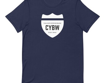 Könnte beinhalten: Marineblaues T-Shirt mit einer weißen Grafik eines Straßenschilds mit der Aufschrift "CALGARY/SPRINGBANK CYBW ELEV 3940'"