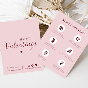 Könnte beinhalten: Zwei rosa Karten mit Text und Symbolen. Eine Karte lautet "Happy Valentines Day" mit einem Herz. Die andere Karte lautet "Macarons Care" mit Anweisungen zur Aufbewahrung und Handhabung von Macarons. Social-Media-Handles sind aufgeführt.