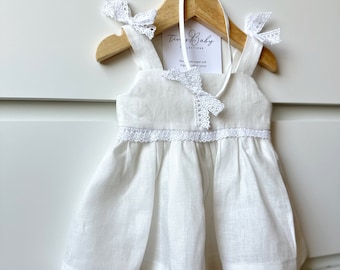 Vestido de bebé de lino hecho a mano: traje de bautismo de encaje de algodón blanco
