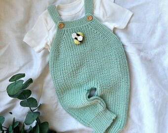 Cuddle and Kind Honey Bear Passendes Outfit, gerippter Overall mit Häkelbienen-Detail, gestricktes Neugeborenen-Baby-Outfit, gestrickter Baby-Honigbienen-Overall