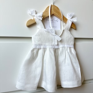 Handgefertigtes Leinen Baby Kleid: Weiße Baumwoll Spitze Tauf Outfit