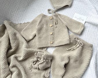Handgestricktes Newborn Outfit & Babydecke aus Bio-Baumwolle