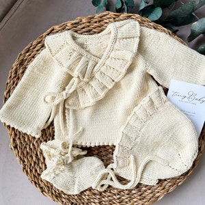 Ensemble bébé en coton bio tricoté main : pull, bonnet et chaussettes
