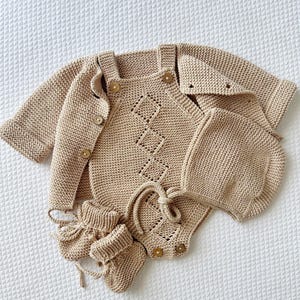 Newborn Neutral Baby Coming Home Outfit, Knit Newborn Outfit, Unisex Baby First Outfit,  Newborn Gift, Gender Neutral Baby Outfit