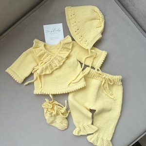 Ensemble pour nouveau-né en coton bio tricoté à la main : ensemble Coming Home pour bébé fille