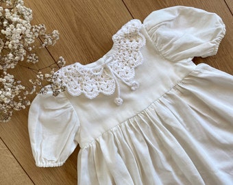 Vestido de lino para bebé hecho a mano: cuello de crochet, vestido de bautismo