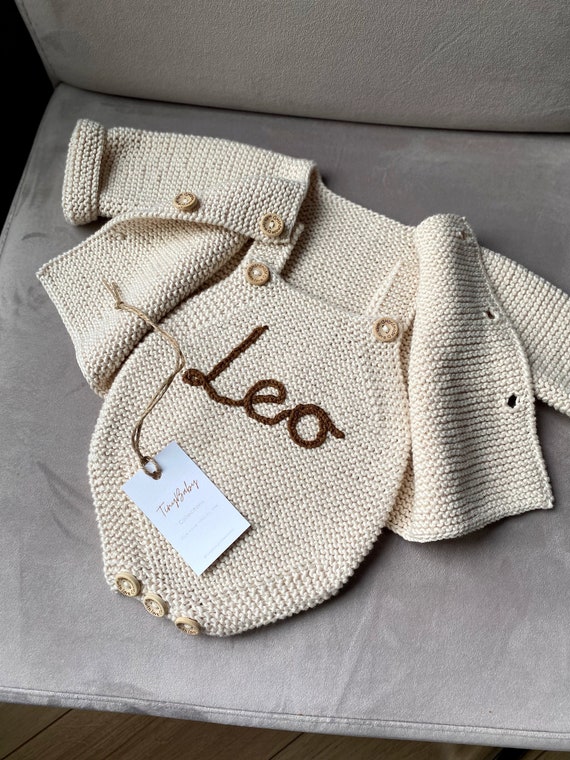 Tenue pour bebe en tricot prenom bebe tenue pour bebe nouveau ne pull pour bebe en tricot brode a la main vetements en tricot pour bebe Etsy France