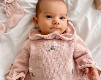 Completo per neonata lavorato a mano a maglia: set per il rientro a casa in cotone biologico con ricami floreali.