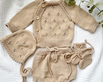 Handgestricktes Baby Outfit aus Bio Baumwolle: Beigefarbenes Neugeborenen Set