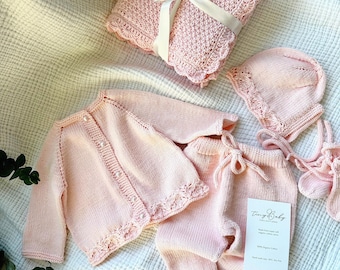 Handgestricktes Baby-Outfit-Set aus Bio-Baumwolle: Neugeborene mit Decke für die Heimkehr