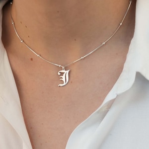 Collar con inicial en inglés antiguo, collar con letras personalizado, colgante con letras góticas, collar con fuente en inglés antiguo, collar personalizado con inicial