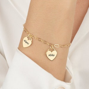 Pulsera con nombre en forma de corazón griego, dijes de corazón grabados en griego, pulsera griega personalizada, pulsera con nombre en letra griega, pulsera con nombres griegos, letras griegas