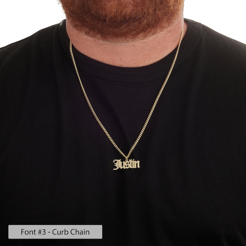 Puede incluir: Collar de cadena de eslabones dorados con un colgante que dice "Justin" en una fuente g&oacute;tica.