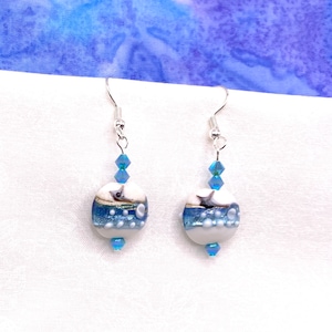 Pendientes Aqua y White Lampwork - NA-828 - regalo para ella, pendientes colgantes, regalo único, joyas de verano, boda, pendientes de lámparas de vidrio