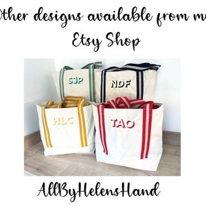 K&ouml;nnte beinhalten: Vier wei&szlig;e Canvas-Tragetaschen mit bunten, gestreiften Griffen und gestickten Initialen. Die Taschen sind auf einer Holzoberfl&auml;che angeordnet. Der Text "AllByHelensHand" ist am unteren Rand des Bildes sichtbar.