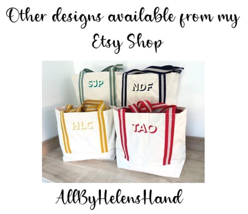 K&ouml;nnte beinhalten: Vier wei&szlig;e Canvas-Tragetaschen mit bunten, gestreiften Griffen und gestickten Initialen. Die Taschen sind auf einer Holzoberfl&auml;che angeordnet. Der Text "AllByHelensHand" ist am unteren Rand des Bildes sichtbar.