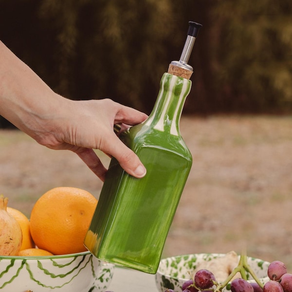 Hand-Painted Ceramic Oil Dispenser: Spanish Kitchen Decor, 475 ml - Raíces