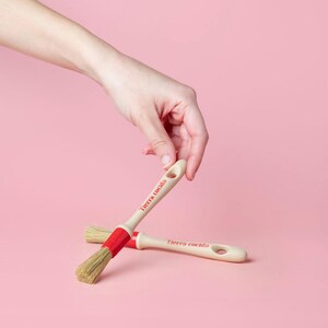 Grater Plate Cleaning Brush - Small, Minimalist, Neutral Color, Ergonomic Design, Functional & Aesthetic - Perfect for Gourmet Recipes.