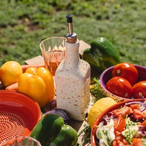 Handgefertigte Olivenölflasche aus Keramik – Mehrfarbige Küchendekoration, Spanien – Karneval