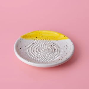 Piatto in ceramica per grattugiare lo zenzero: utensile da cucina spagnolo, vegano - CANELA