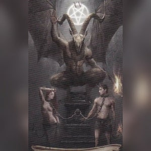 以下が含まれることがあります： 角と頭上に五芒星を持つヤギのような悪魔の暗く劇的なイラスト。悪魔に鎖で繋がれた2人の人物、男性と女性が、暗く不吉な背景に描かれている。
