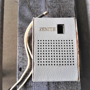 Vintage Zenith Royal AM Solid State Radio, Modell R13W, mit Koffer.  Hergestellt in Hong Kong