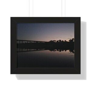 Póster enmarcado, arte mural con reflejo de río al atardecer, impresión de paisaje natural, decoración del hogar, obra de arte para la oficina, regalo para amantes de la naturaleza.