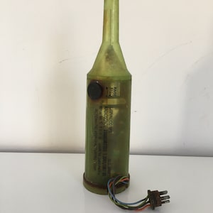 Peut inclure: Un émetteur de radiosonde militaire vert cylindrique avec un bouton noir et une antenne verte. L'appareil porte l'inscription "SIGNAL CORPS", "U.S. ARMY", "RADIOSONDE TRANSMITTER T-304A/AMT-4A", "SERIAL NO. 6160G UNDER NO. 16857-PHILA-SE", et "AUTOMATIC MANUFACTURING CORP.".