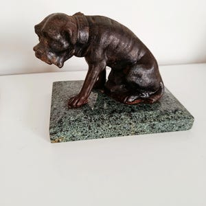 Statue Chien De Chasse Sur Socle Marbre - Sculpture Animalière XXème